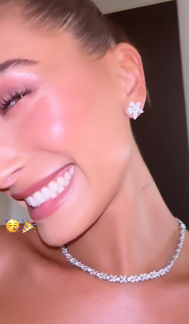 Mostró unos brillantes aretes de flores de diamantes y un collar de diamantes a juego en su historia de Instagram.
