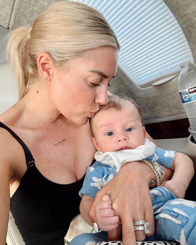 Heather Rae Young aplaudió las sugerencias de que prioriza a su hijo pequeño, Tristan, sobre sus hijastros, Taylor y Brayden, en las redes sociales.