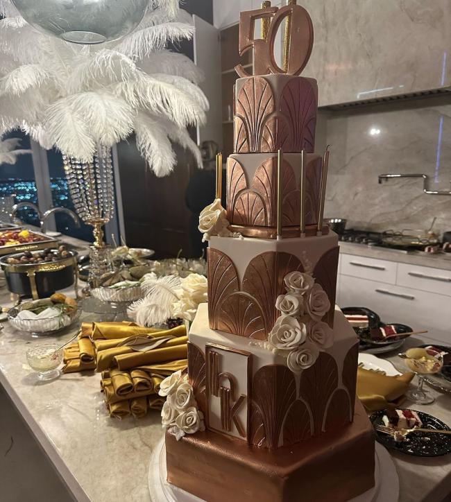 Vergara compartió una foto del pastel inspirado en el Art Deco de Klum.