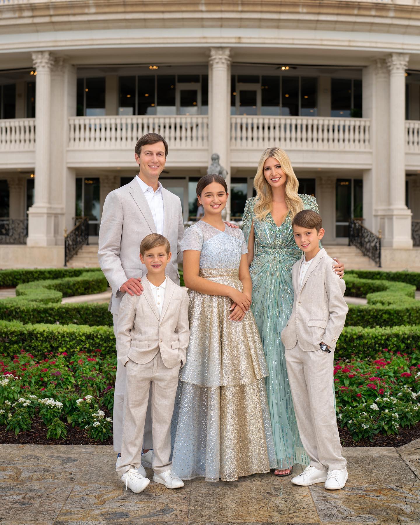 Trump posó con su esposo, Jared Kushner, y sus tres hijos en el feliz evento.