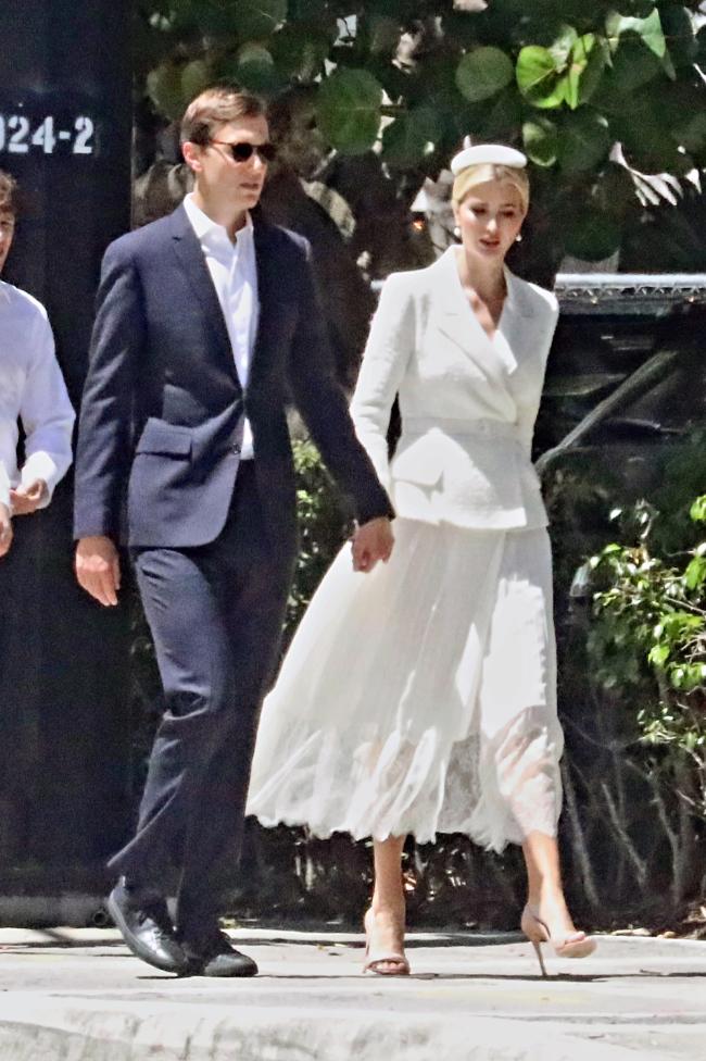 Ivanka Trump y Jared Kushner caminando afuera.
