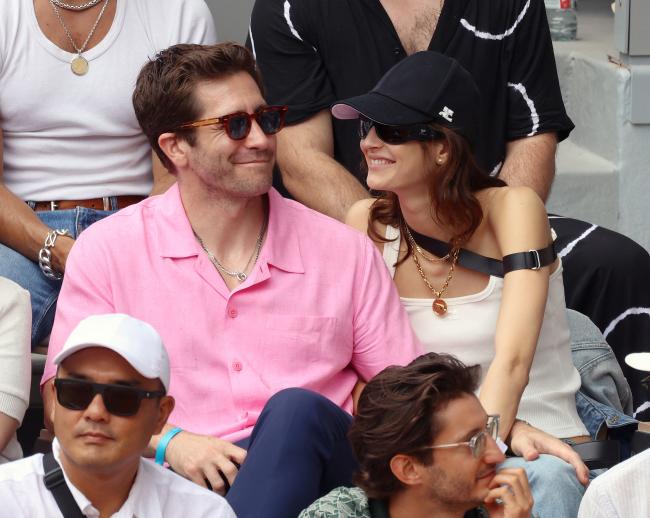Gyllenhaal usó una camisa rosa brillante mientras que la modelo lo mantuvo casual.