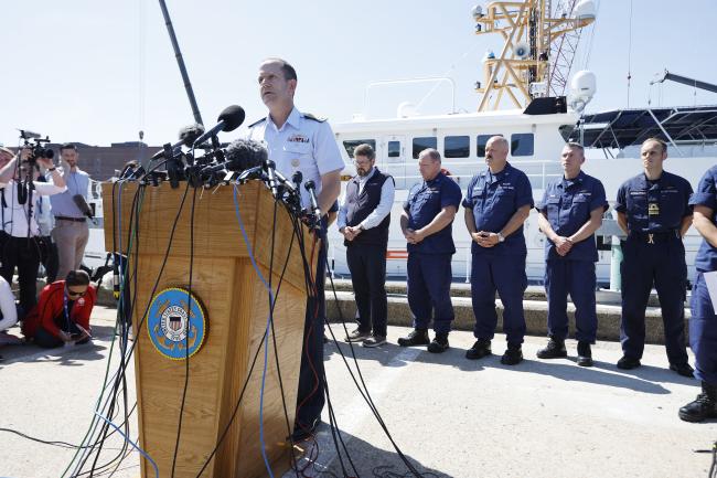 Funcionarios de la Guardia Costera de EE. UU. confirmaron el jueves que el submarino había implosionado, matando a los cinco pasajeros que estaban dentro durante su descenso.