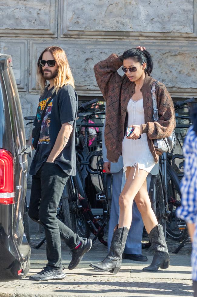 Jared Leto y la rumoreada novia modelo Thet Thinn caminando juntos