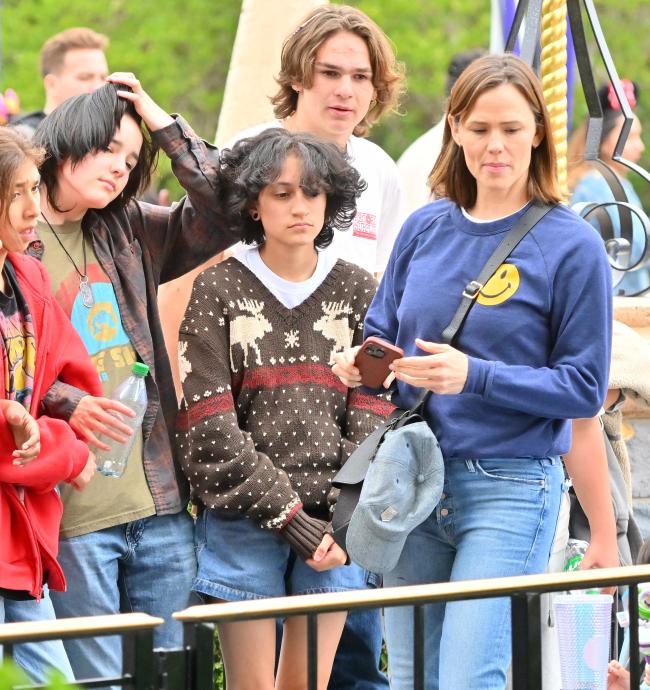 Garner también se mezcló bien con la nueva familia de Affleck, ya que ella, Violet y la hija de López, Emme, fueron vistas juntas en Disneyland el Día de los Caídos.