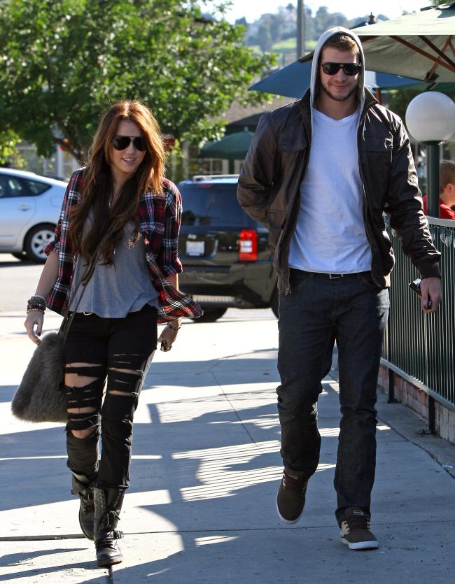 Cyrus y Hemsworth salieron intermitentemente desde 2009 hasta su boda en 2018, pero se separaron menos de un año después.