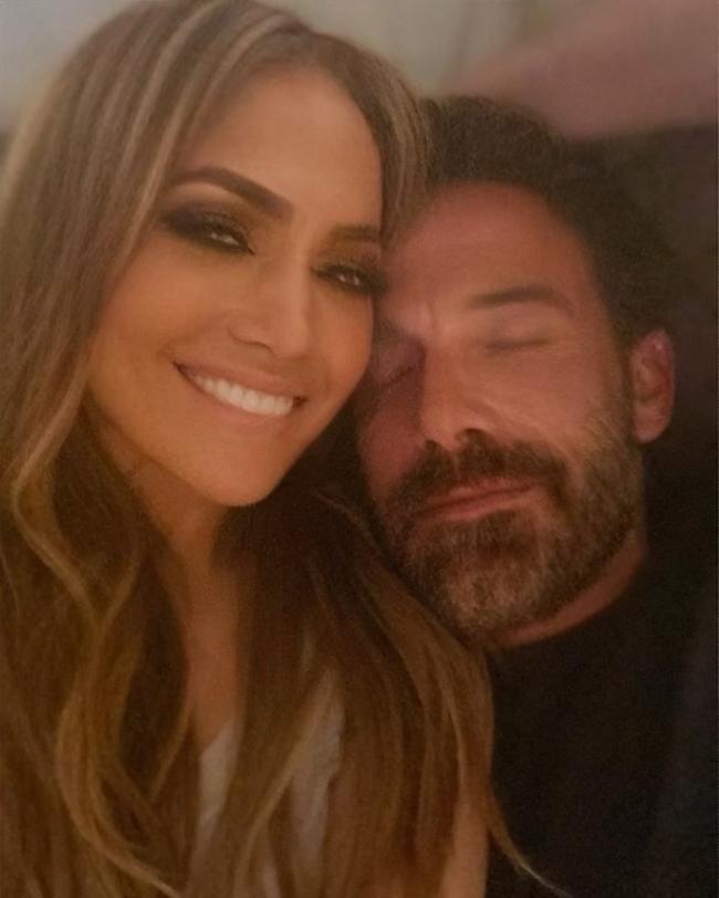 Jennifer Lopez causó revuelo en línea después de elogiar a su esposo Ben Affleck en el Día del Padre, pero no a su ex Marc Anthony.