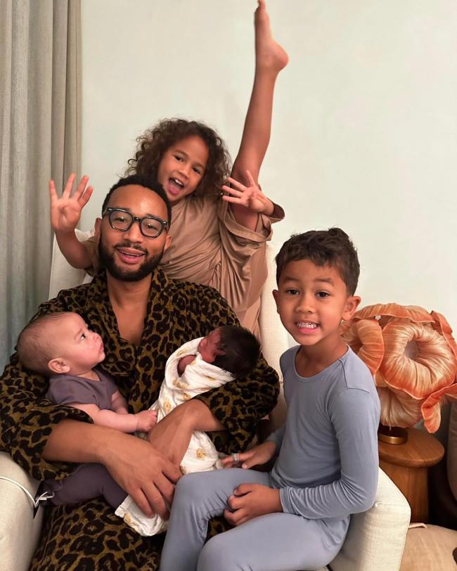 John Legend celebró la llegada de su bebé, Wren, publicando una foto con sus cuatro hijos.