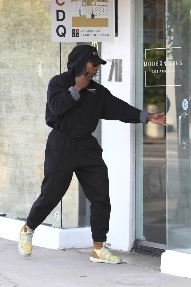 La estrella de “Creed III” usó una sudadera con capucha negra y pantalones de chándal para la salida.