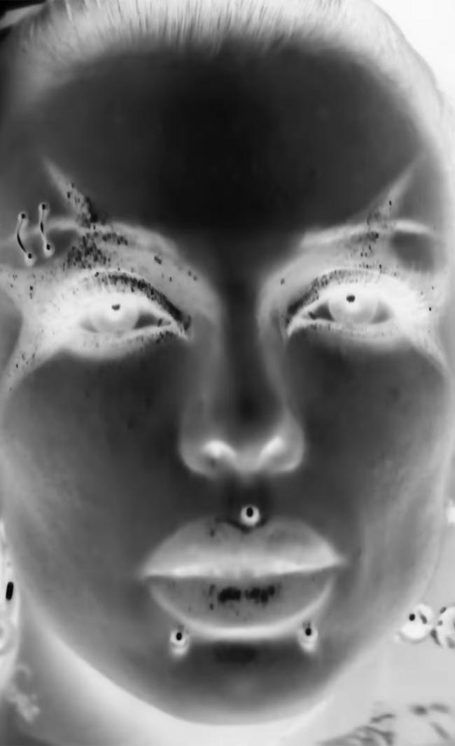 Una imagen de rayos X del rostro de Fox es parte de la nueva campaña de Isamaya.