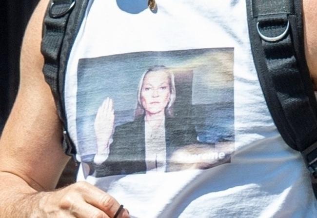 Theroux usó este top con una imagen de Kate Moss cuando fue visto hoy en una calle de Londres.