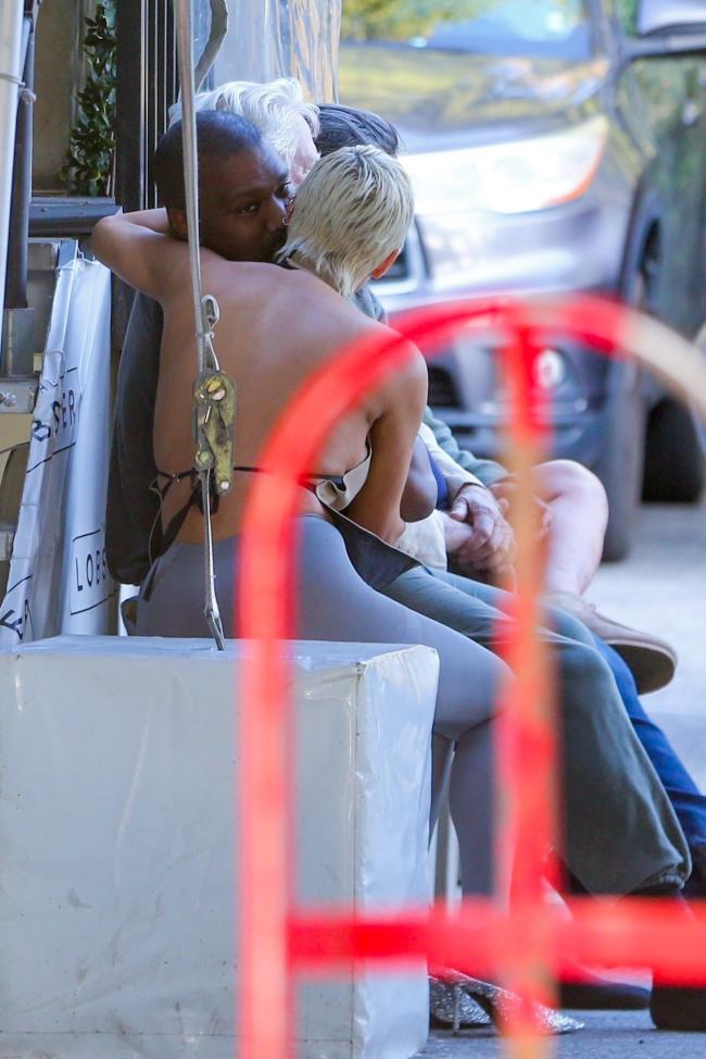 El rapero de “Jesus Walks”, de 46 años, fue visto plantando besos en público a su novia de 28 años.