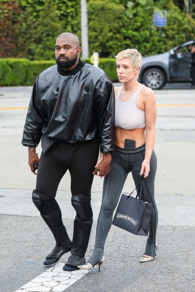 Kanye West Y Su ‘esposa Bianca Censori Empacan En Pda Durante El Almuerzo En Santa Mónica Qqcq