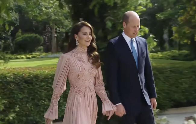 Middleton usó un vestido de Elie Saab en el mismo color rosa para la ceremonia de la boda real el día de hoy.