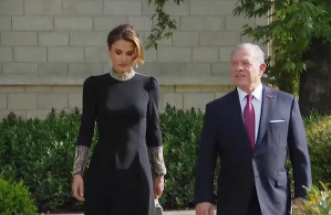 La reina Rania, caminando junto a su esposo, el rey Abdullah, lució Dior para la boda de su hijo.