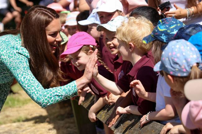 Chocó los cinco con la multitud de niños.