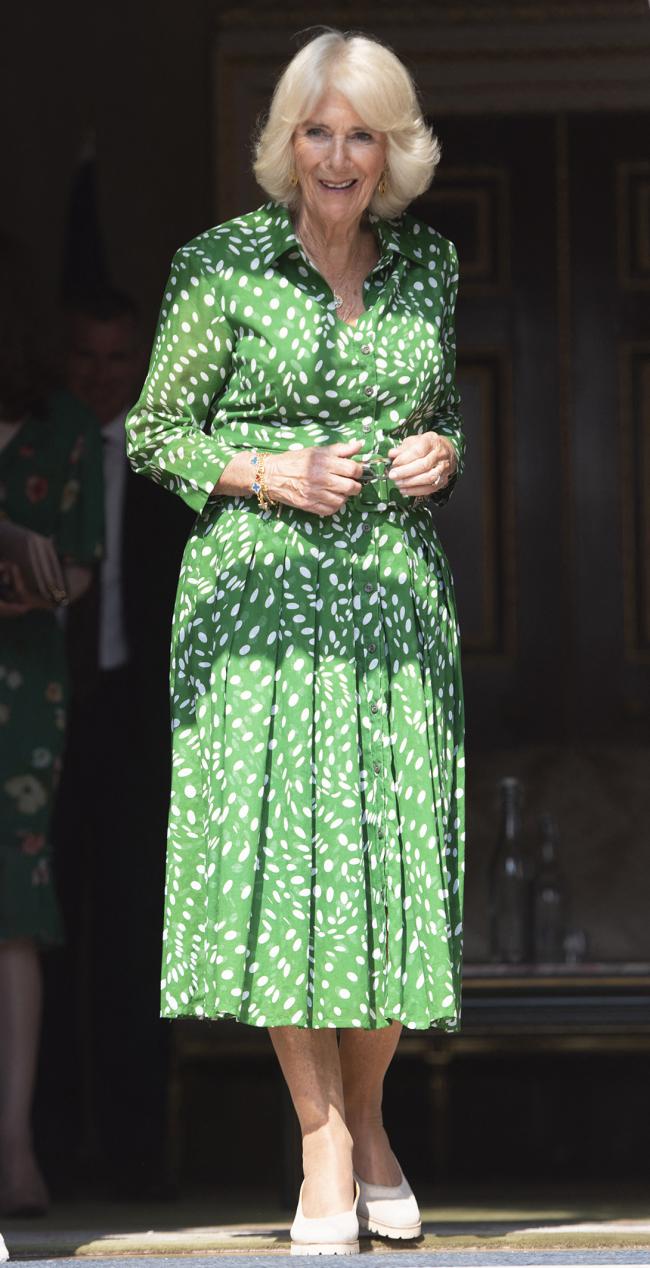 La reina Camilla usó un vestido camisero estampado verde similar a una fiesta en el jardín reciente.