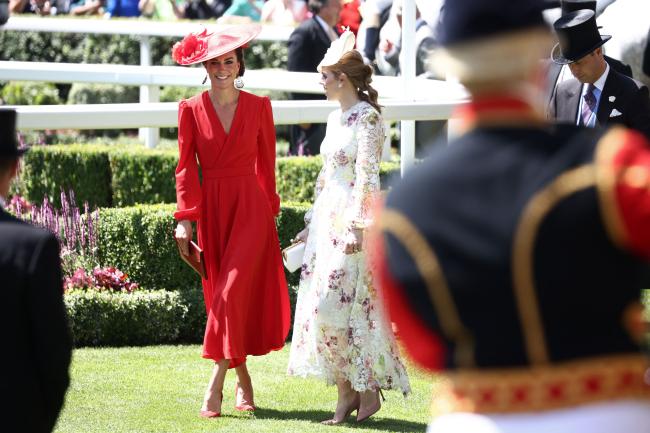 La Princesa de Gales conversó con la Princesa Beatriz durante la carrera de caballos.