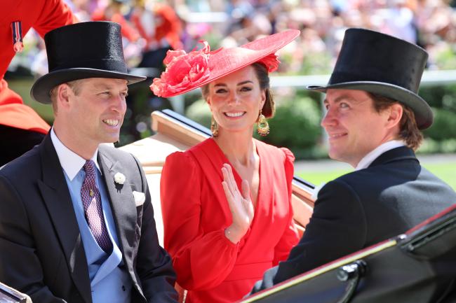 El príncipe William y la princesa Catherine asistieron al evento en Ascot, Inglaterra.