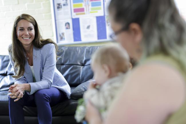 La Princesa de Gales conoció a bebés y niños en Windsor Family Hub, que apoya a los padres en el área de Windsor con una variedad de servicios.