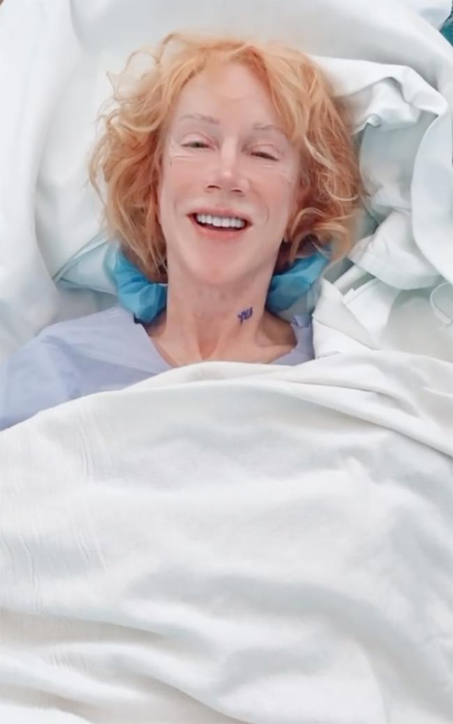 kathy griffin acostada en una cama de hospital
