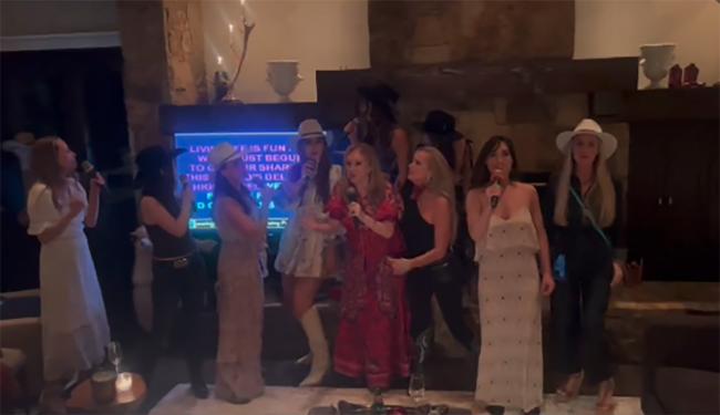 Las familias tuvieron una noche de karaoke en medio de las festividades de la boda de la hija de Kim en Aspen, Colorado, este fin de semana.