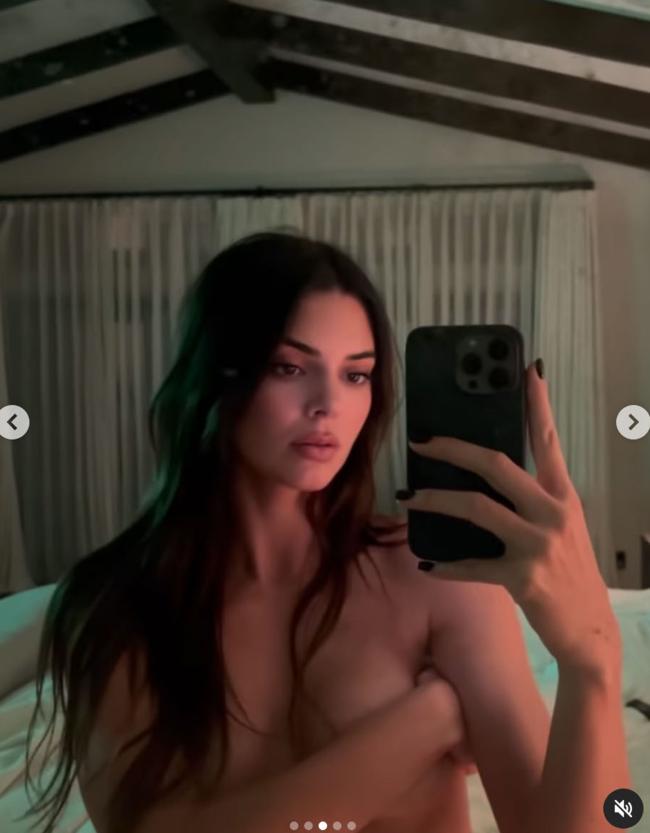 La modelo se ha estado desnudando en Instagram después de su separación de su ex Devin Booker y en medio de su nuevo romance con Bad Bunny.
