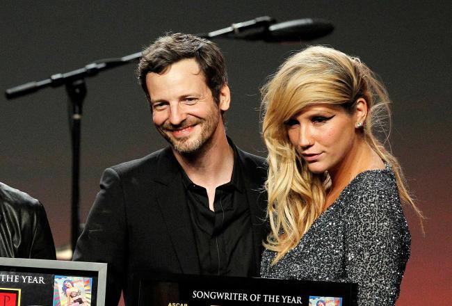 Kesha y Dr. Luke sosteniendo un premio.