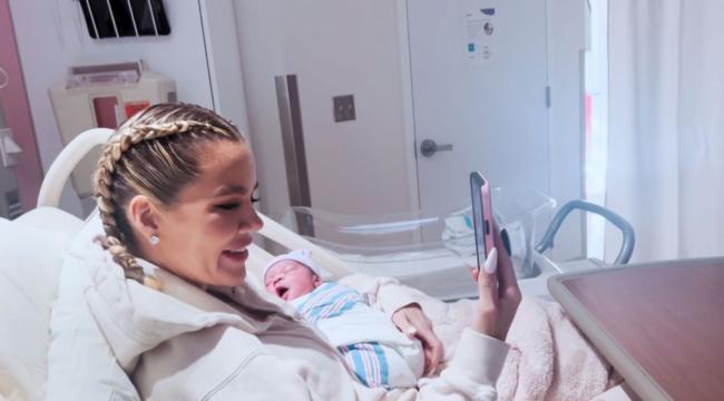 Kardashian detalló la extraña sensación de tener a otra mujer dando a luz a su hijo, y luego tener que alejar rápidamente al recién nacido de su madre biológica.