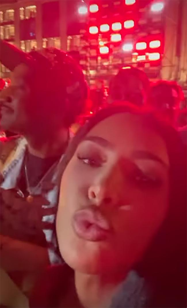 Kim Kardashian cantó y bailó la canción de Kanye West a través de Instagram.