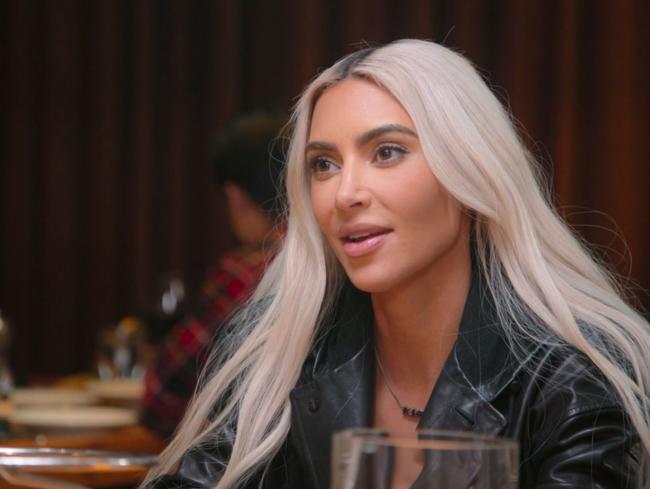 Kim Kardashian habló sobre su incipiente romance con un hombre misterioso mientras almorzaba con Scott Disick.