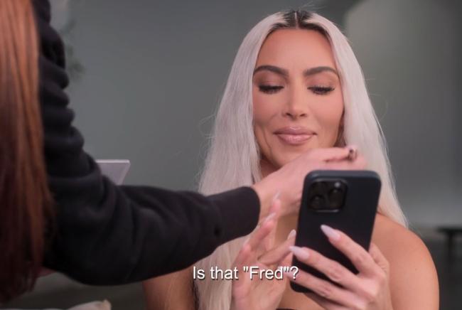 Kardashian fue sorprendida sonrojándose mientras enviaba mensajes de texto a su hombre misterioso en un confesionario.