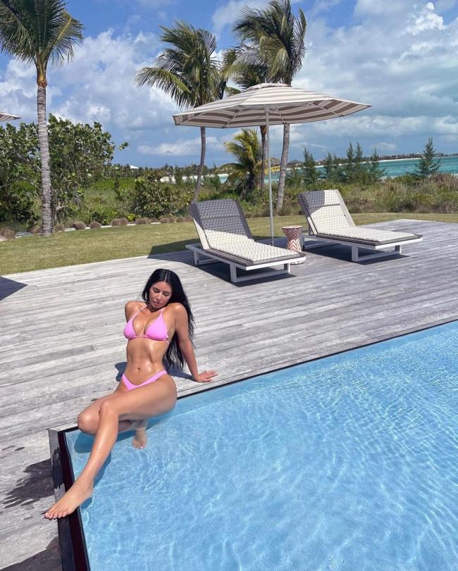 Kardashian posó con su nuevo bikini en medio de un ambiente tropical.