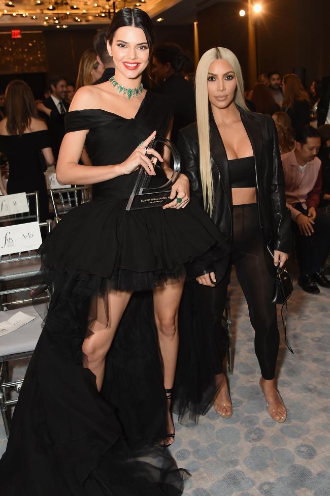 Kendall Jenner y Kim Kardashian en los Fashion Media Awards del Daily Front Row en septiembre de 2017
