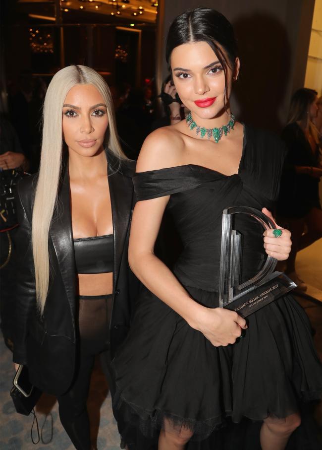 En septiembre de 2017, Kardashian, quien estaba casada con West en ese momento, usó pantimedias negras transparentes sobre un par de bragas negras.