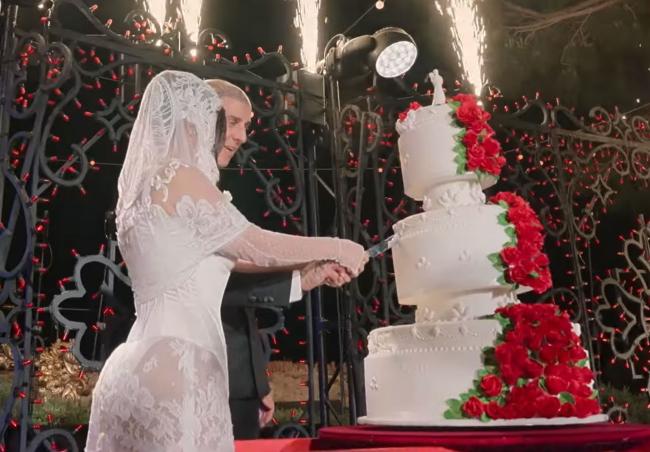 La pareja les dio a los fanáticos una mirada interna a su boda en su especial de Hulu, 