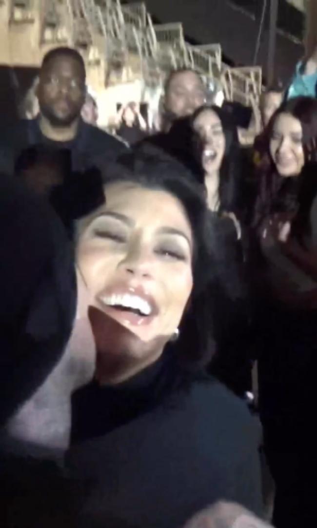 La estrella de “The Kardashians” anunció la emocionante noticia en el concierto Blink-182 en Los Ángeles el viernes.