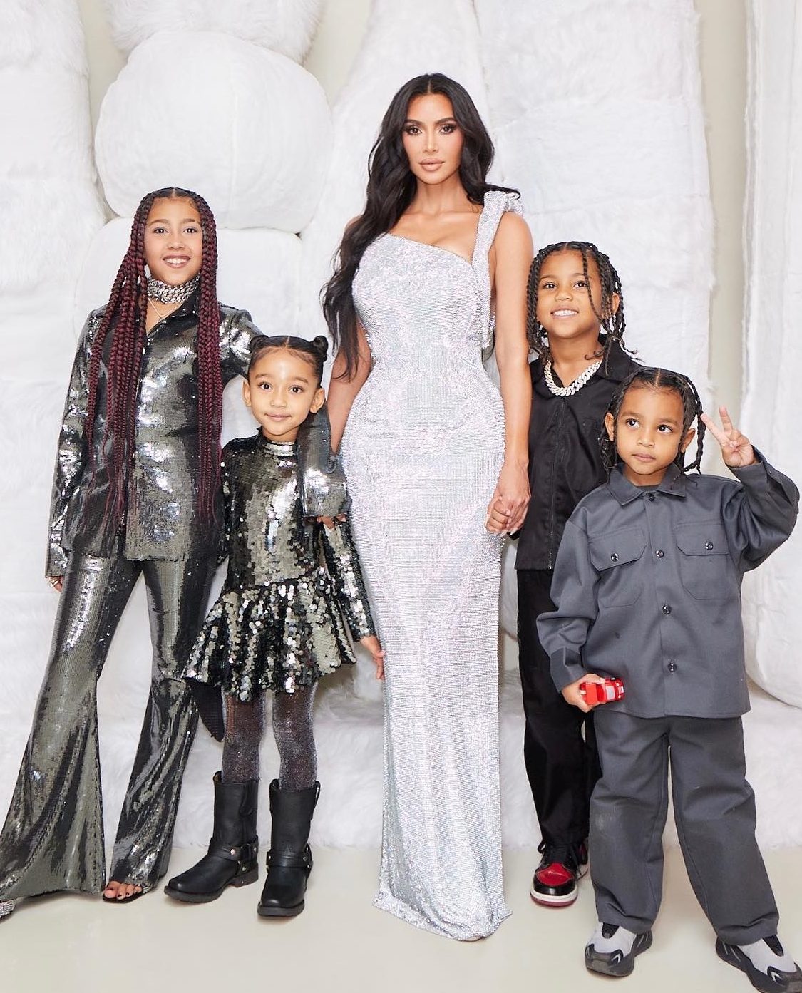 Kim también abrió sus propios desafíos al criar a sus cuatro hijos con su ex esposo Kanye West.