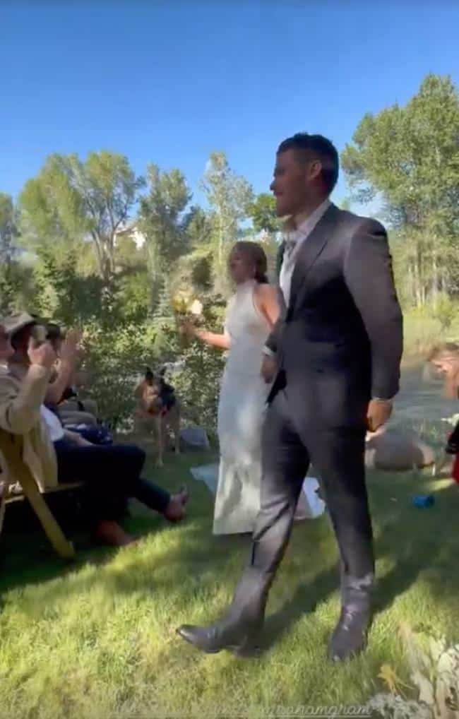La novia acudió descalza a la ceremonia.