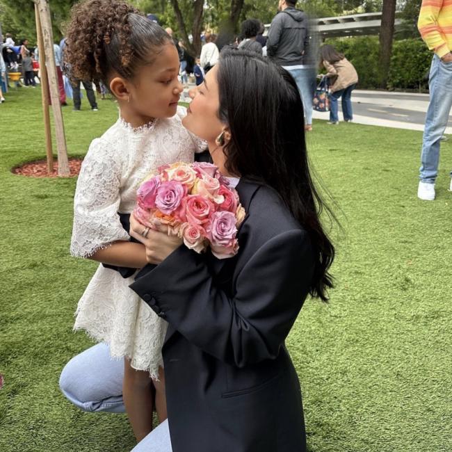 Kylie Jenner felicitó a su hija Stormi por graduarse de prejardín de infantes.