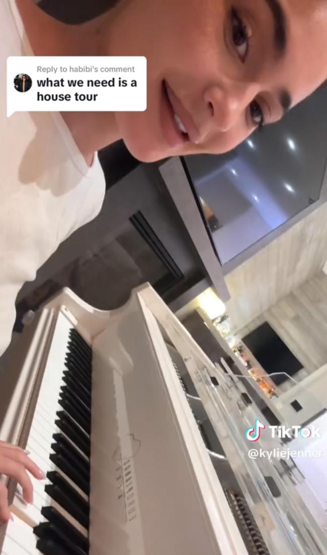 La fundadora de Kylie Cosmetics concluyó el mini recorrido por la casa con un primer plano de su piano blanco y transparente.