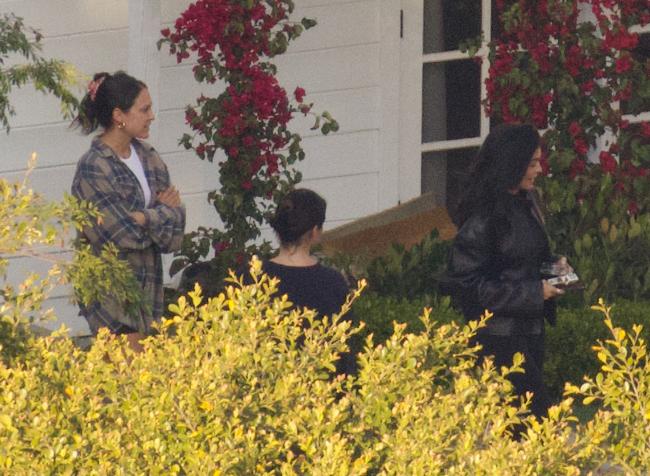 Kylie fue vista saliendo con la hermana de Timothée, Pauline Chalamet, y su hermana Kendall Jenner.