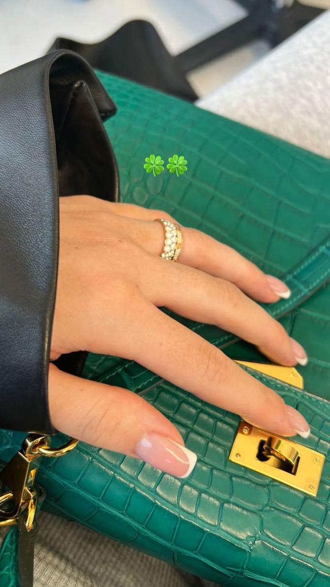En marzo de 2022, Jenner desató rumores de que se había comprometido con Travis Scott al usar un anillo de matrimonio Cartier en su mano izquierda.