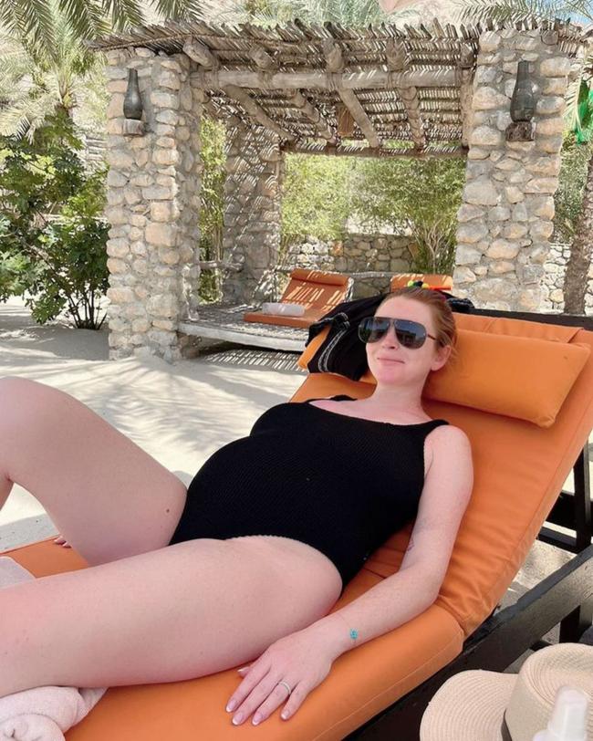 La última vez que Lohan mostró su barriga de bebé fue de vacaciones con su esposo.