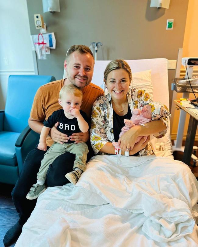 Jedediah Duggar y Katey Nakatsu en el hospital con dos niños