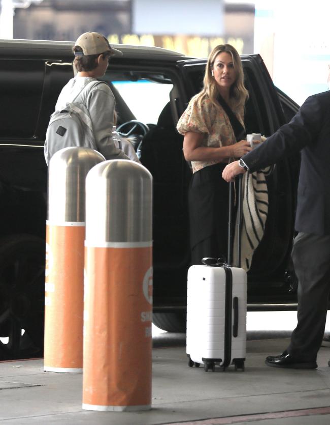 La madre de tres hijos fue fotografiada llegando al aeropuerto LAX el jueves.