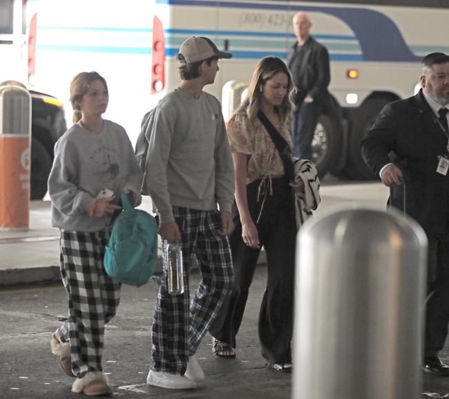 Los dos adolescentes se vistieron para la ocasión con sudaderas grises y pantalones de pijama de cuadros.