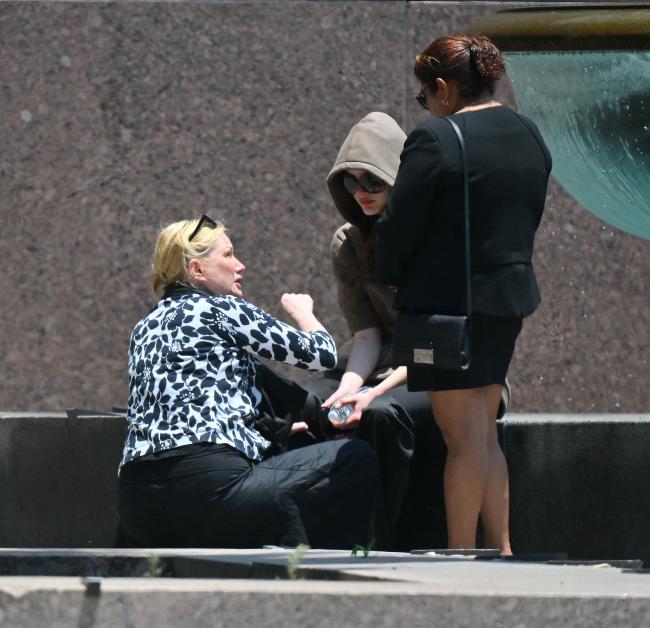 El viernes, Ella, su madre y su hermana, Elsie, fueron vistas fuera del Tribunal Superior de Los Ángeles durante la hora del almuerzo.