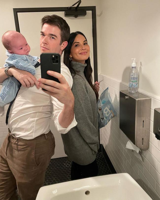 No mucho después del anuncio de su separación, Mulaney y Olivia Munn comenzaron a salir y luego le dieron la bienvenida a su hijo, Oliver.