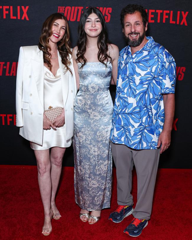 Adam Sandler y su esposa Jackie estuvieron acompañados por su hija de 17 años, Sadie, en el estreno de “The Out-Laws”.